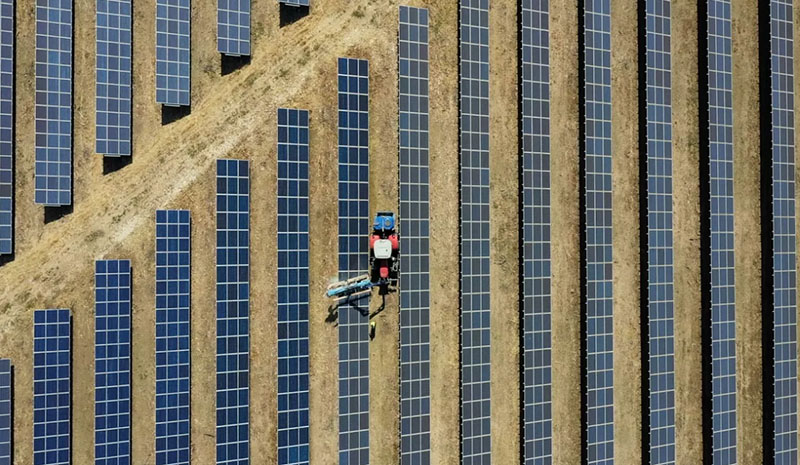 Quel est l’impact de la poussière saharienne sur l’énergie solaire ?